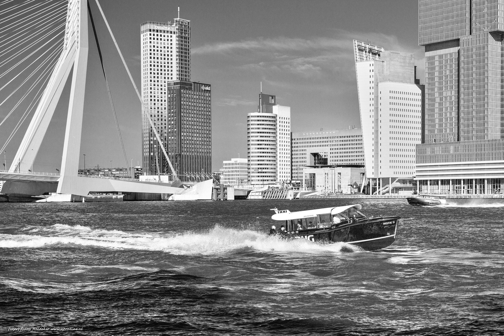 Installatie provincie incident Rotterdam zwart/wit. – r2online